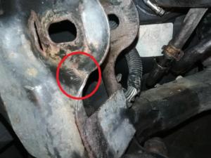 Cracked frame flange as result of broken bolt